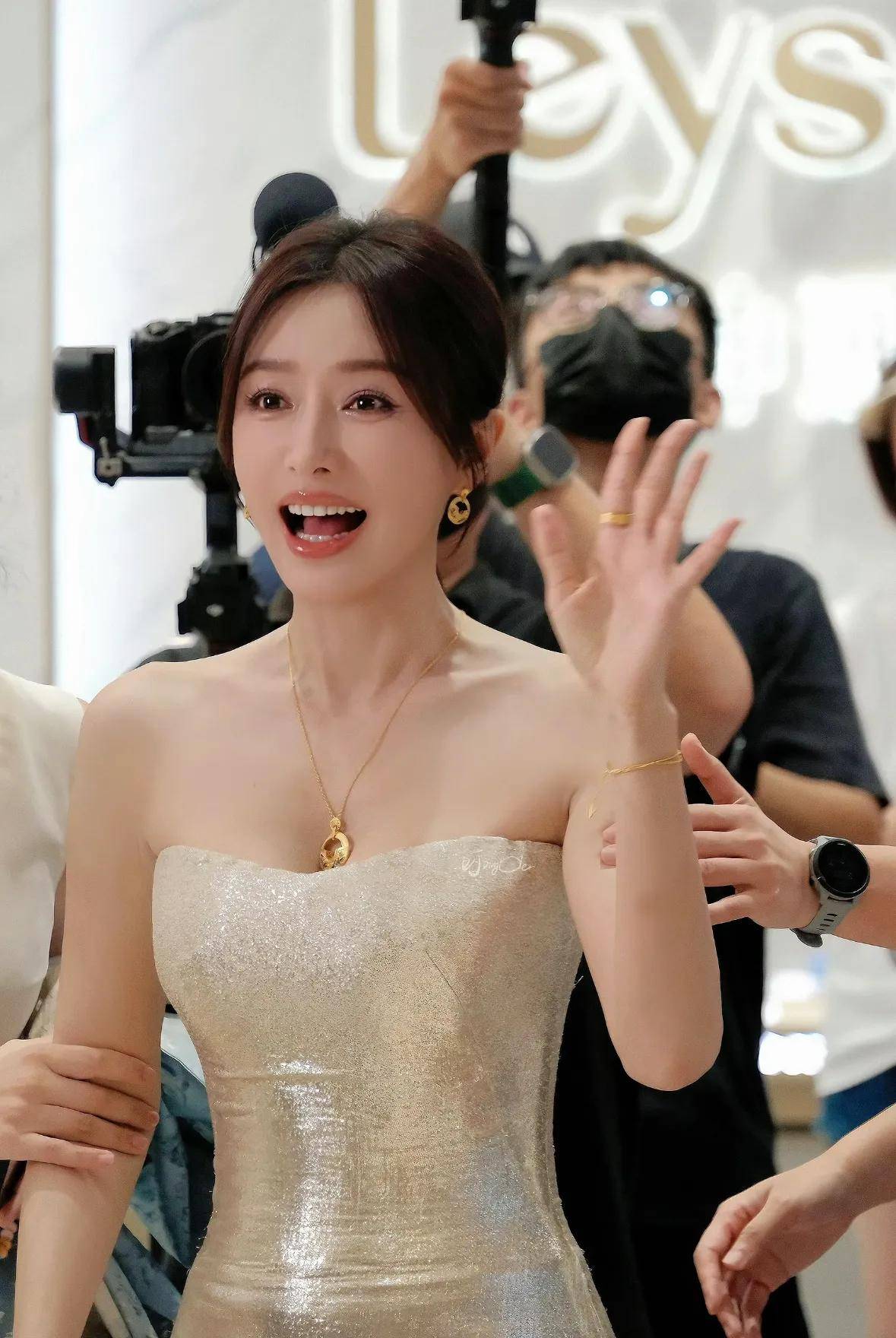 秦岚高定金裙搭配飘逸长发，46 岁演绎时尚与气质双重盛宴-2