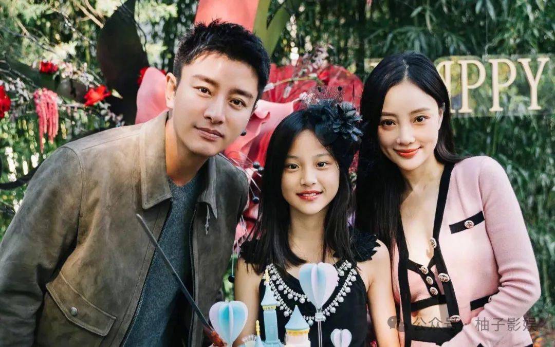 43岁李小璐写书自曝孕期被求婚，肚皮上涂鸦照罕见流出，当时和贾乃亮好恩爱！