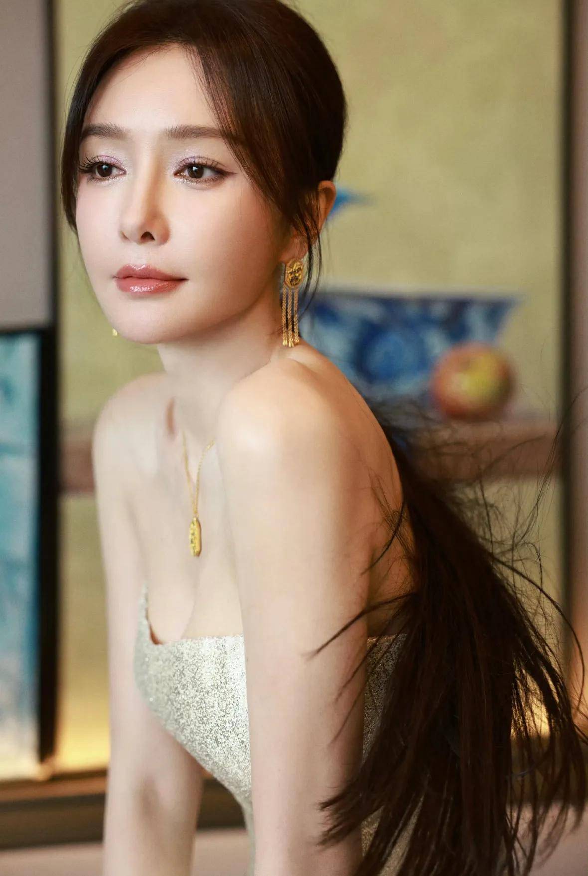 秦岚高定金裙搭配飘逸长发，46 岁演绎时尚与气质双重盛宴-3