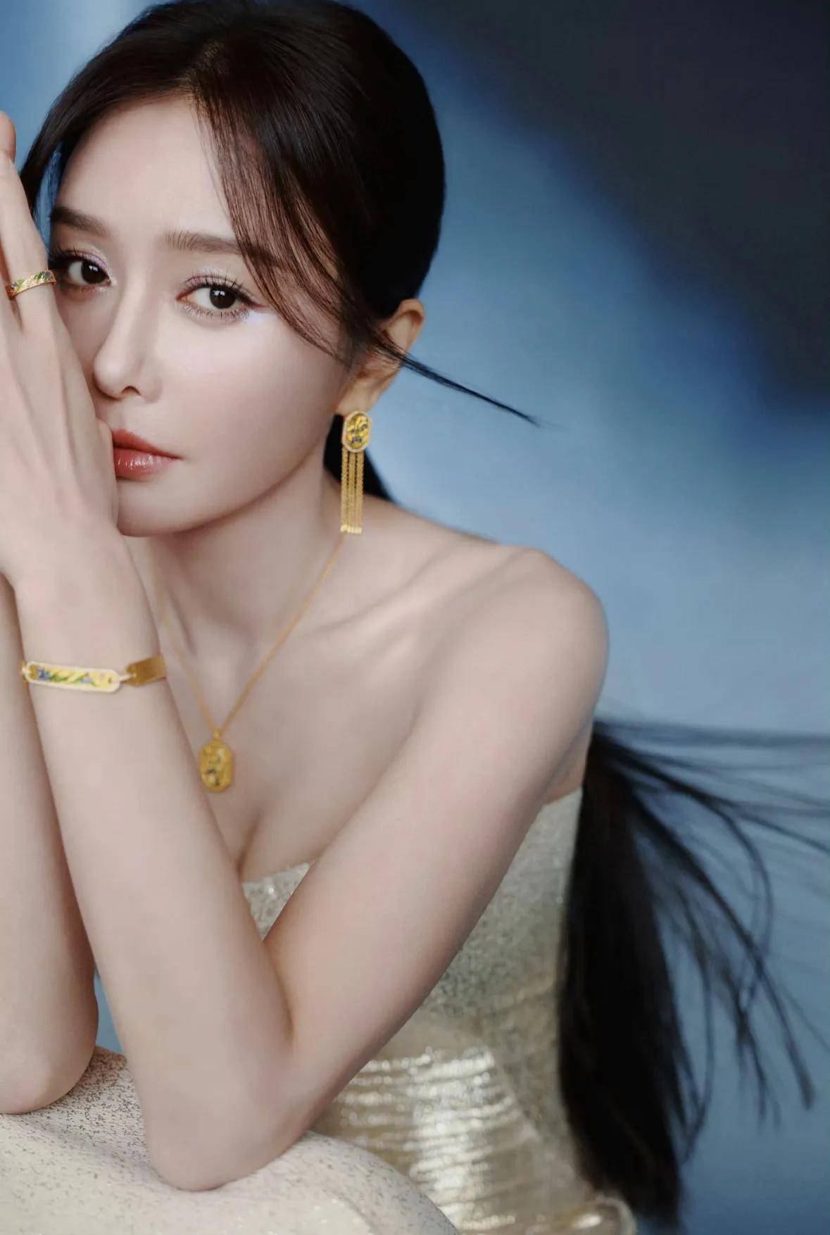 秦岚高定金裙搭配飘逸长发，46 岁演绎时尚与气质双重盛宴-6