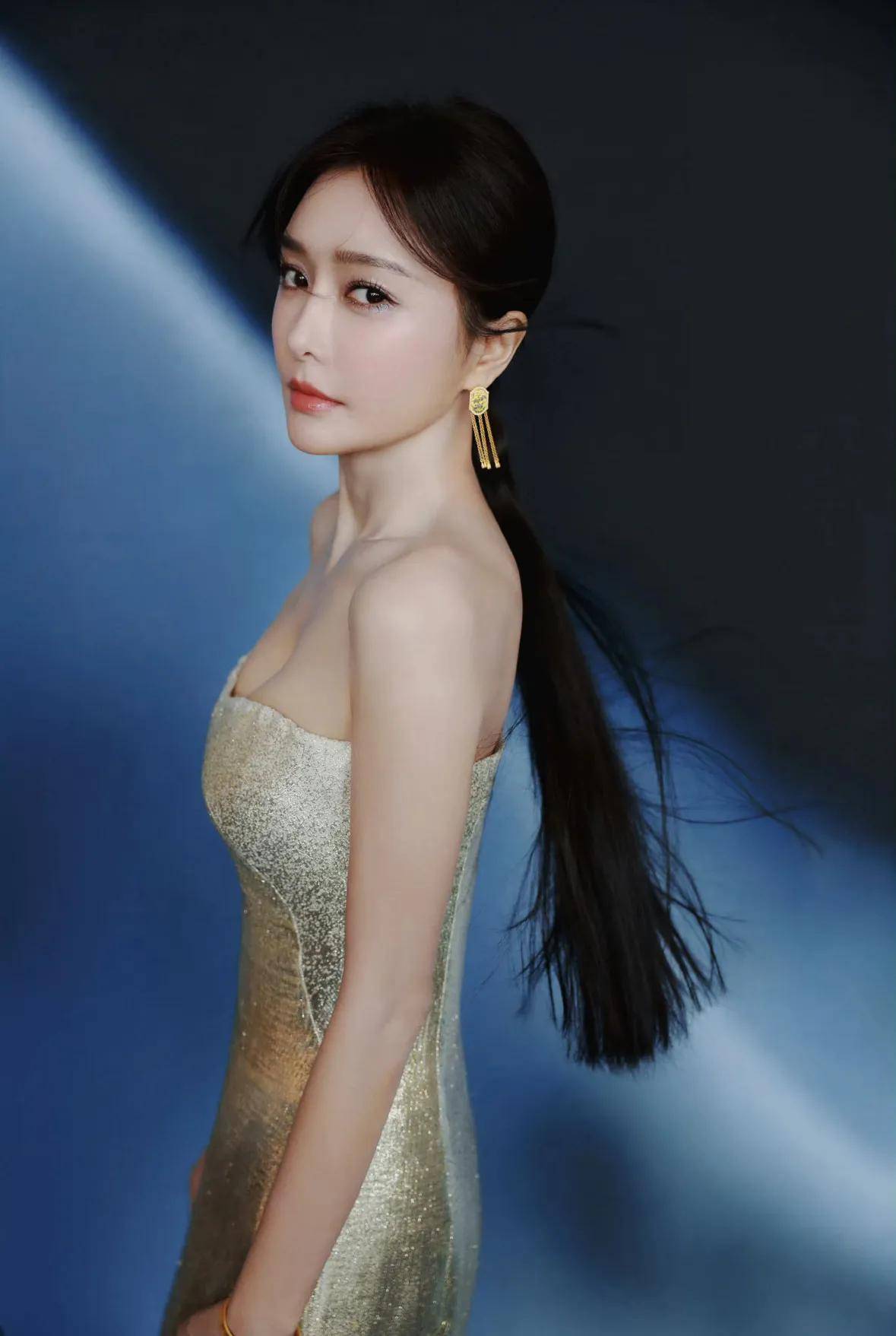 秦岚高定金裙搭配飘逸长发，46 岁演绎时尚与气质双重盛宴-7