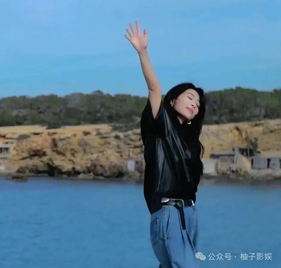 杨紫晒海边随拍美照,穿皮衣松弛又自信,网友:双手插兜好飒啊-4 杨紫晒海边随拍美照,穿皮衣松弛又自信,网友:双手插兜好飒啊