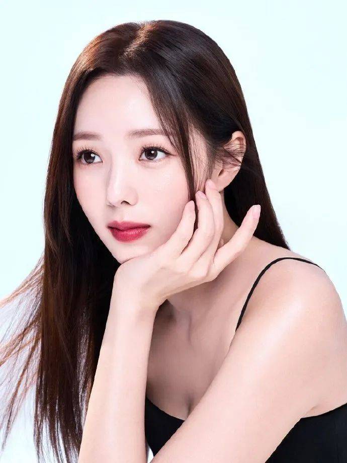 2025韩国十大美女红星！颜值天花板身材火辣你最爱谁-10
