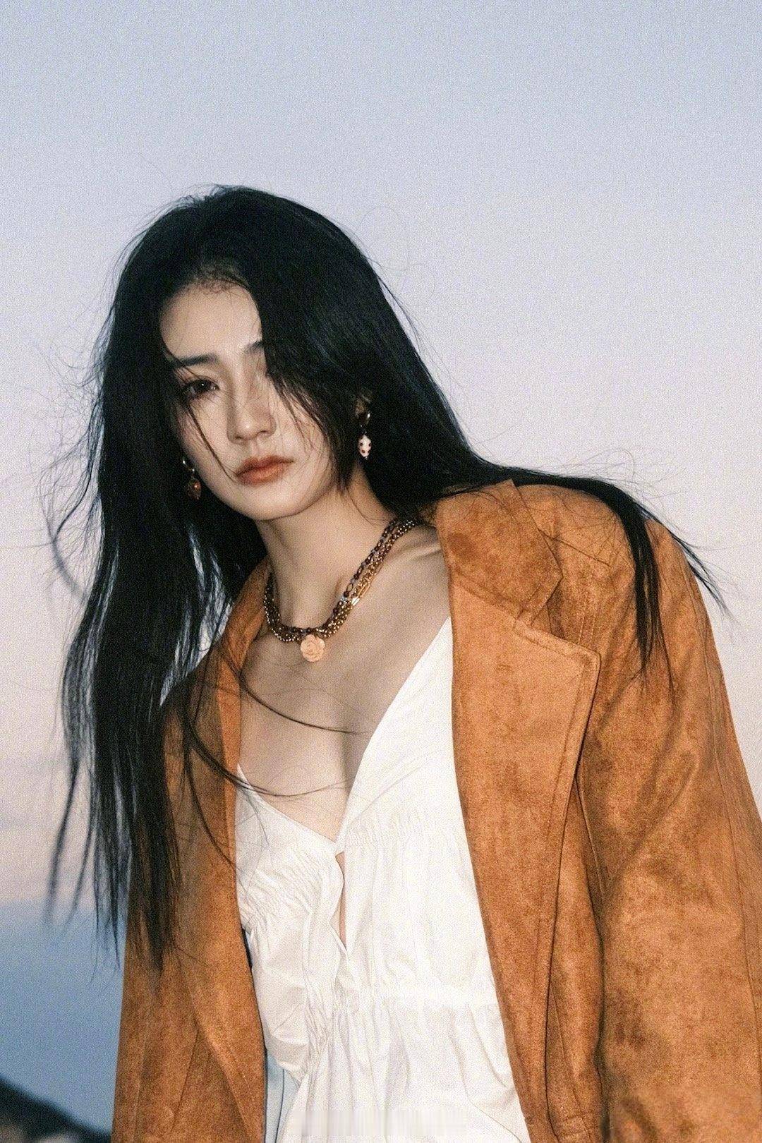徐璐深V白裙配麂皮外套身材曼妙，美式休闲风展性感优雅-2