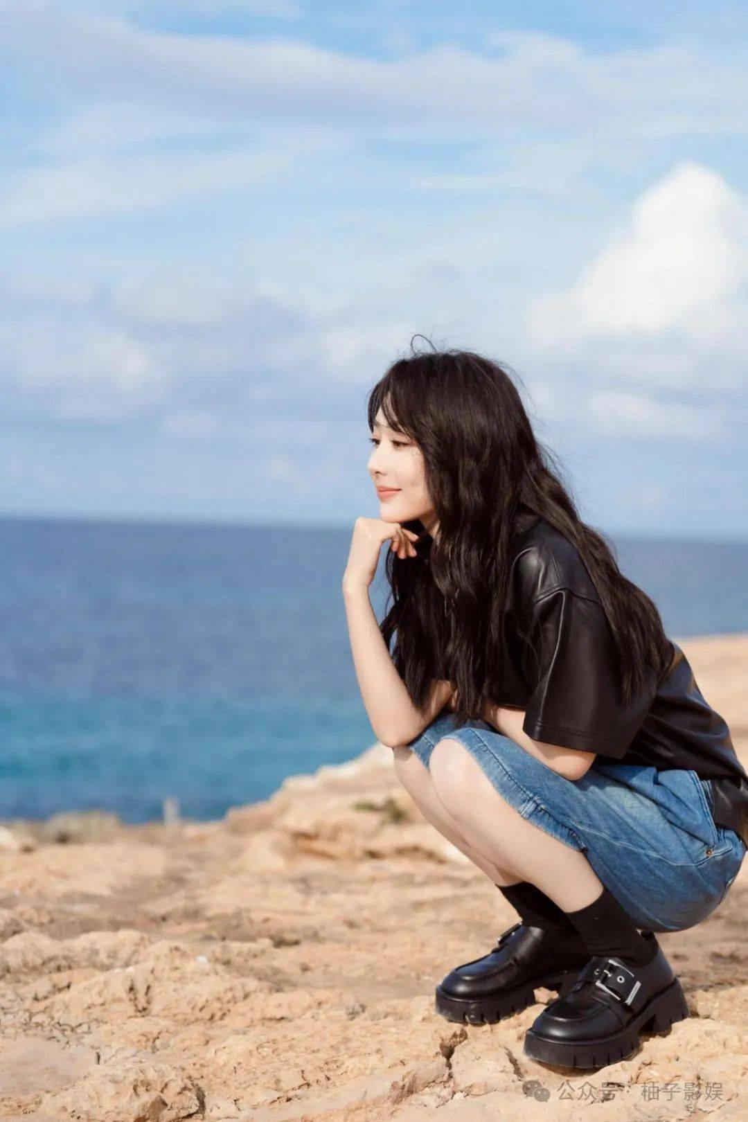 杨紫晒海边随拍美照,穿皮衣松弛又自信,网友:双手插兜好飒啊-3 杨紫晒海边随拍美照,穿皮衣松弛又自信,网友:双手插兜好飒啊