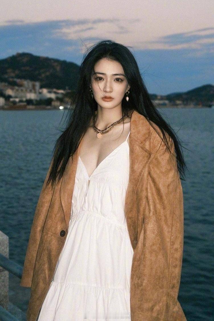 徐璐深V白裙配麂皮外套身材曼妙，美式休闲风展性感优雅-3