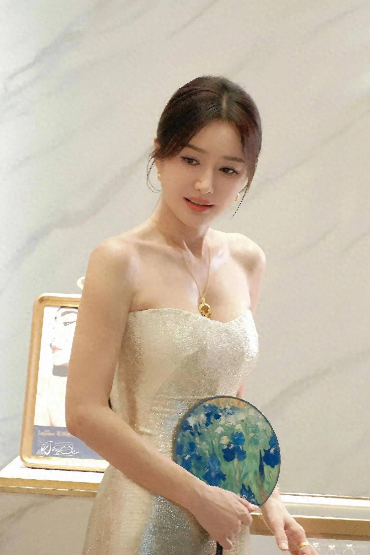 秦岚高定金裙搭配飘逸长发，46 岁演绎时尚与气质双重盛宴-1