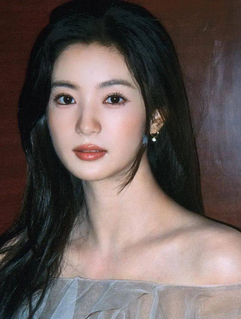 看得出张雅钦是真公主！肤白貌美露出事业线性感撩人