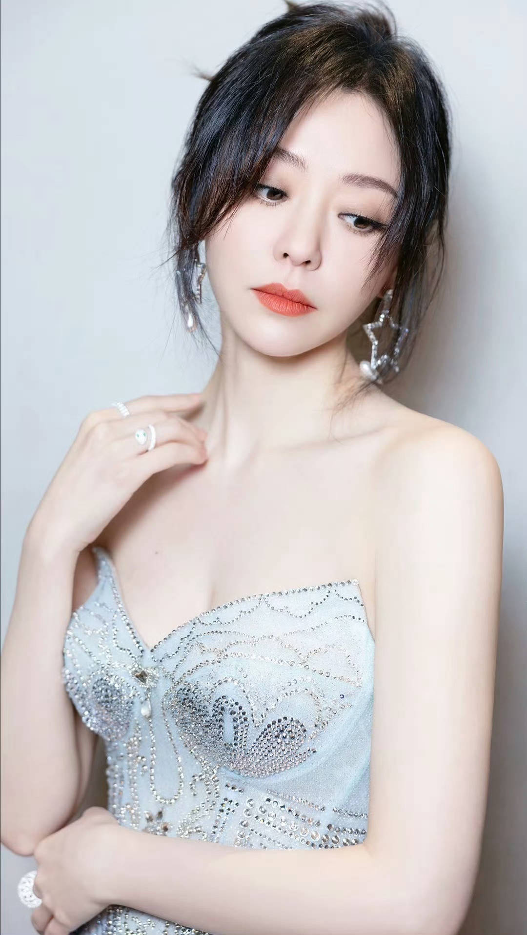 张靓颖时尚开挂，钻光抹胸裙勾勒身形，清冷气质宛如冰雪女王-7