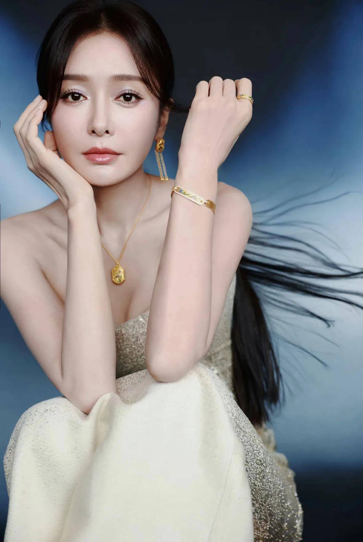 秦岚高定金裙搭配飘逸长发，46 岁演绎时尚与气质双重盛宴-4