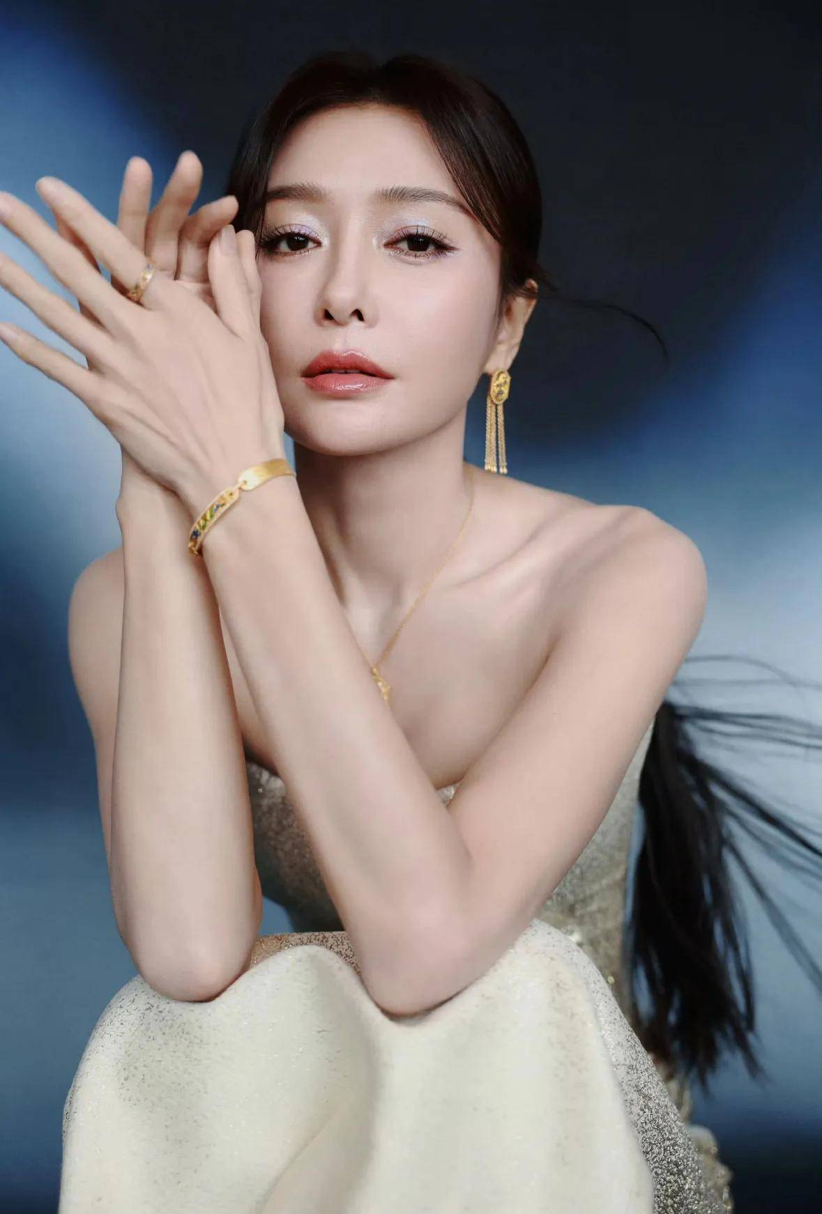 秦岚高定金裙搭配飘逸长发，46 岁演绎时尚与气质双重盛宴-5