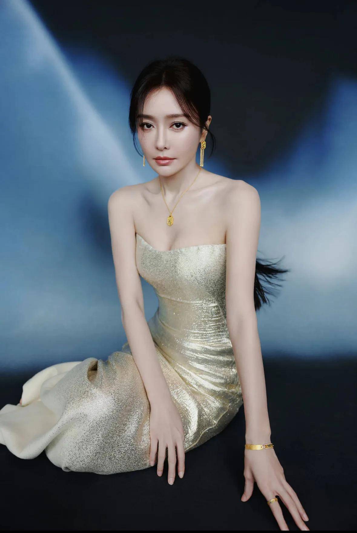 秦岚高定金裙搭配飘逸长发，46 岁演绎时尚与气质双重盛宴-8