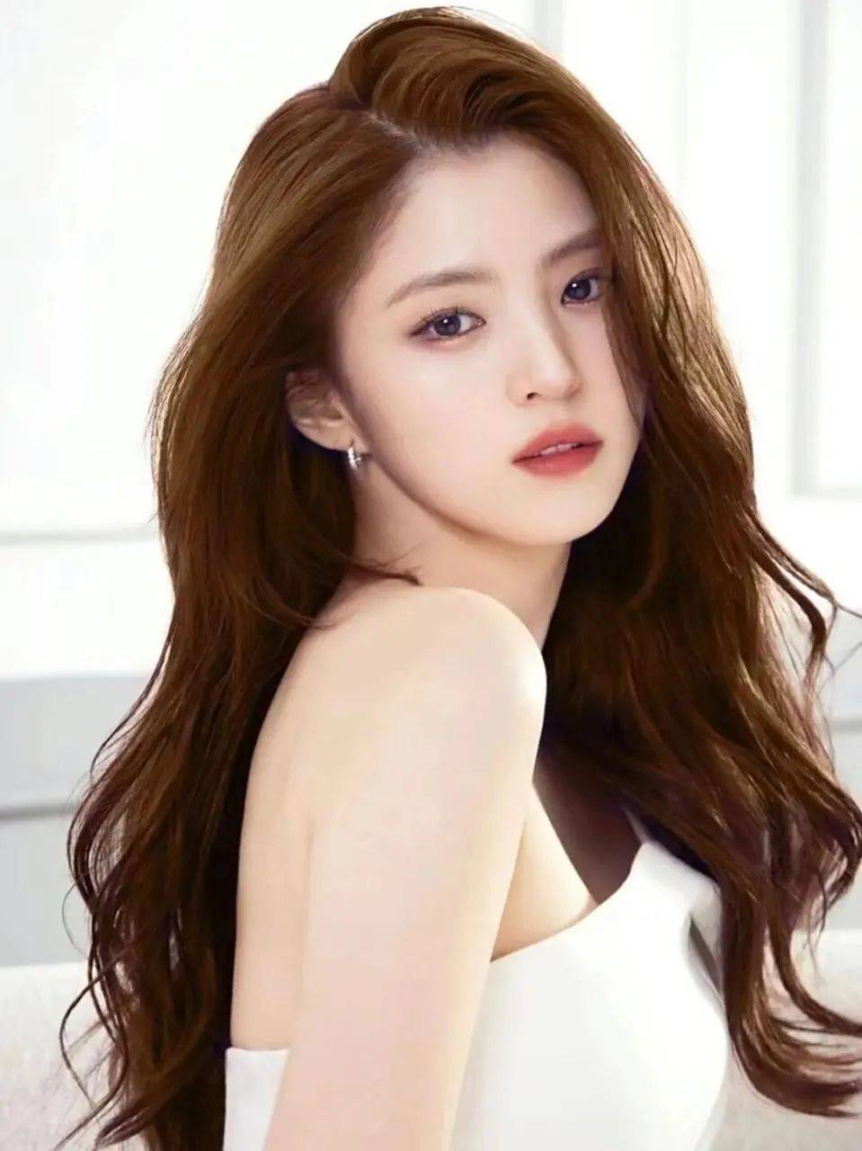 2025韩国十大美女红星！颜值天花板身材火辣你最爱谁-1