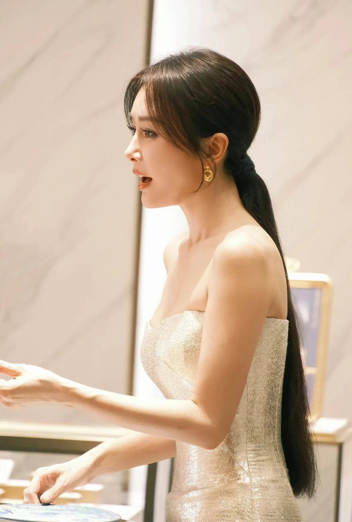 秦岚高定金裙搭配飘逸长发，46 岁演绎时尚与气质双重盛宴-9