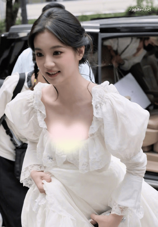 看得出张雅钦是真公主！肤白貌美露出事业线性感撩人