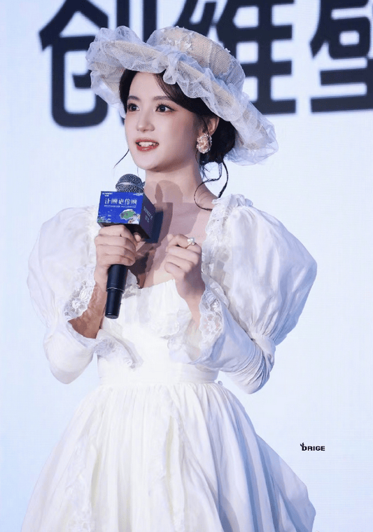 看得出张雅钦是真公主!肤白貌美露出事业线性感撩人