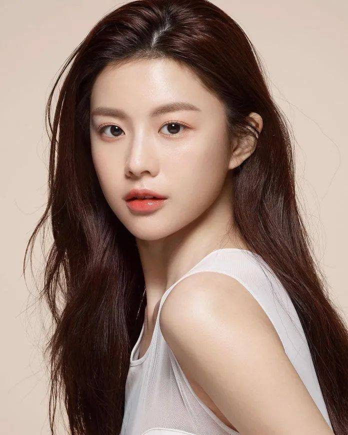 2025韩国十大美女红星！颜值天花板身材火辣你最爱谁-8