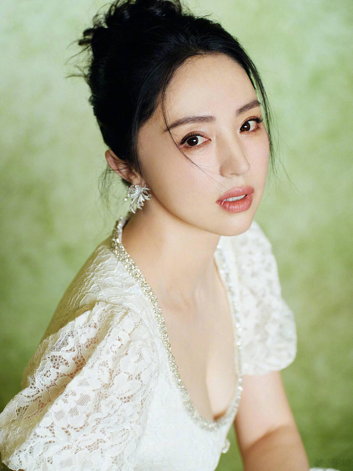 董璇蕾丝裙配丸子头，清新优雅诠释春日时尚-5