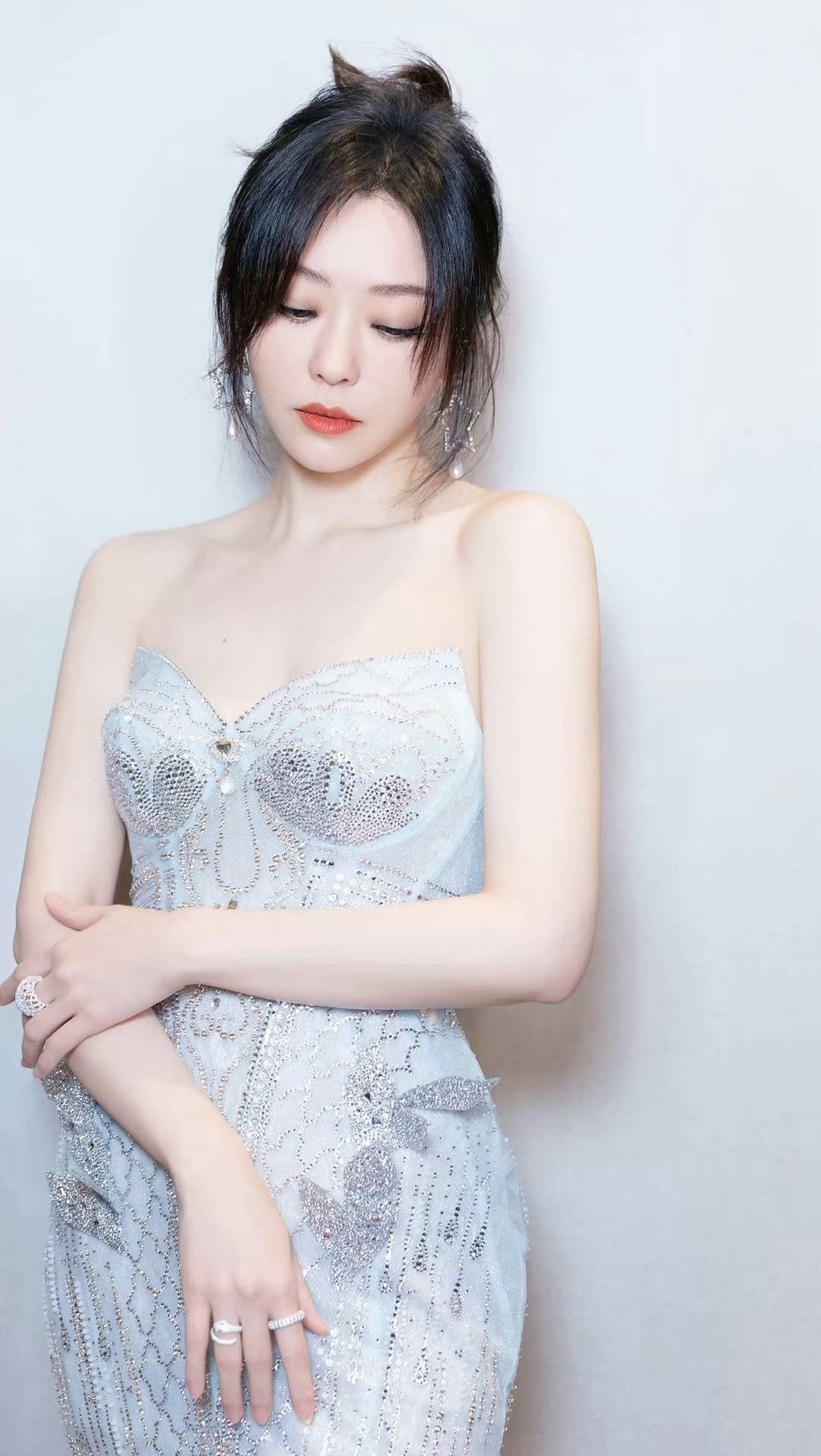 张靓颖时尚开挂，钻光抹胸裙勾勒身形，清冷气质宛如冰雪女王-3