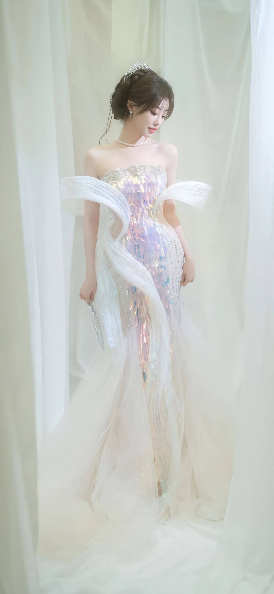 祝绪丹沙漏腰炸场！抹胸人鱼裙搭配仙纱，把 Graceful Fashion 穿成范本-4