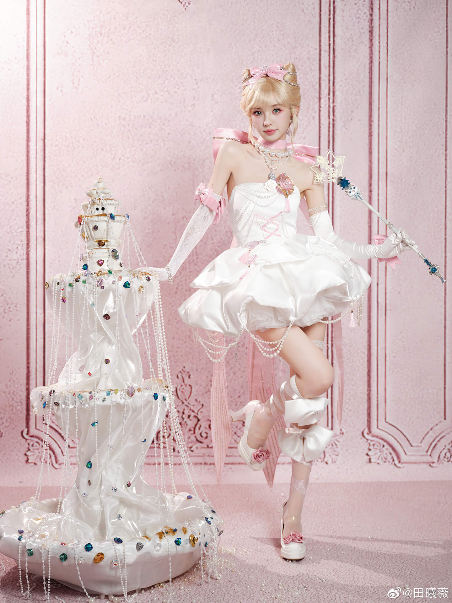 田曦薇化身“千金淑猫”：三招解锁贵气性感，打破次元壁的穿搭心机！