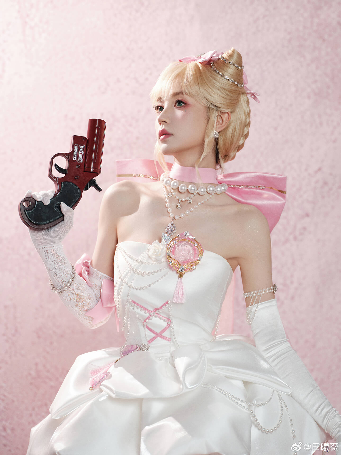 田曦薇化身“千金淑猫”：三招解锁贵气性感，打破次元壁的穿搭心机！