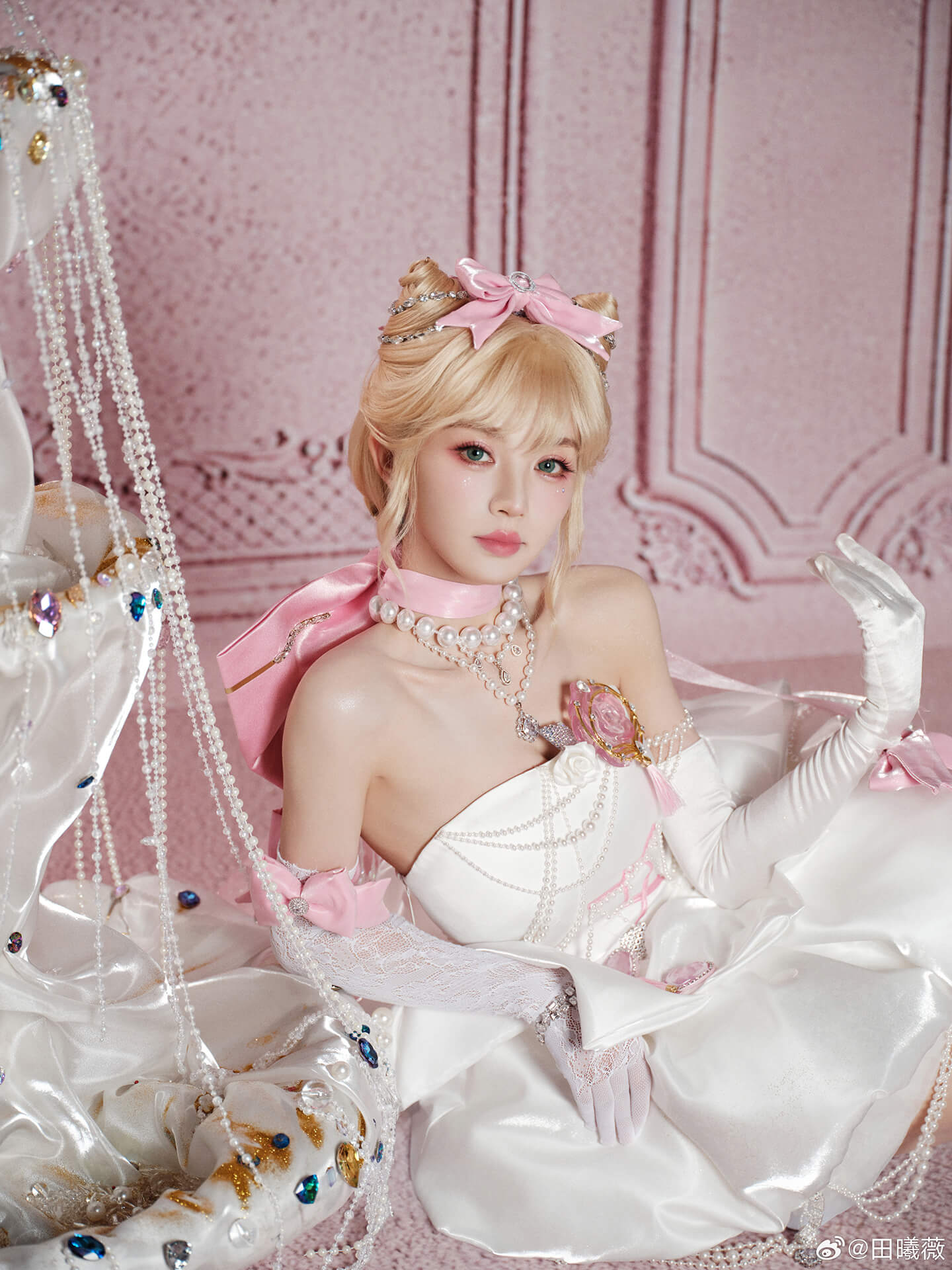 田曦薇化身“千金淑猫”：三招解锁贵气性感，打破次元壁的穿搭心机！