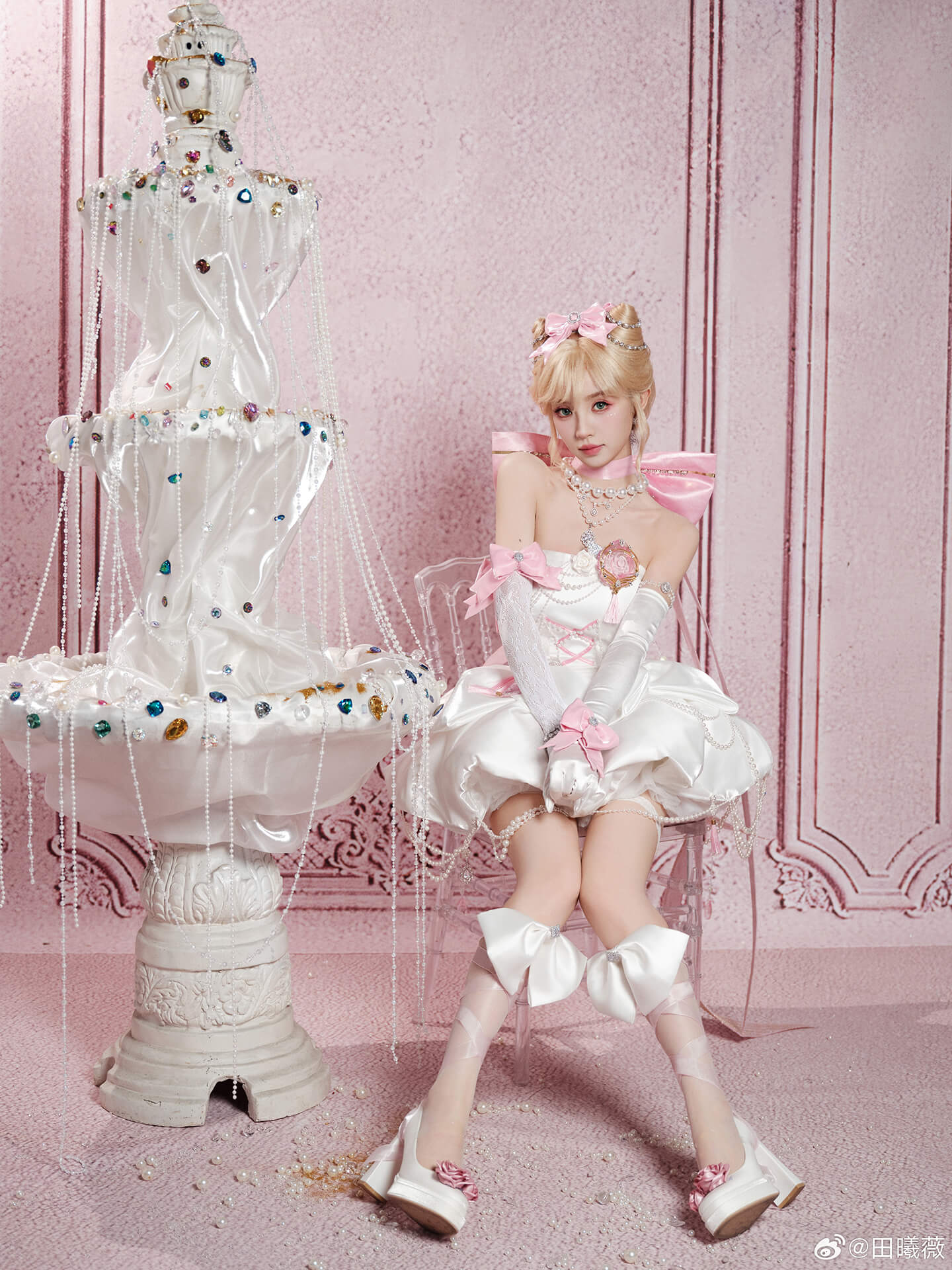 田曦薇化身“千金淑猫”：三招解锁贵气性感，打破次元壁的穿搭心机！