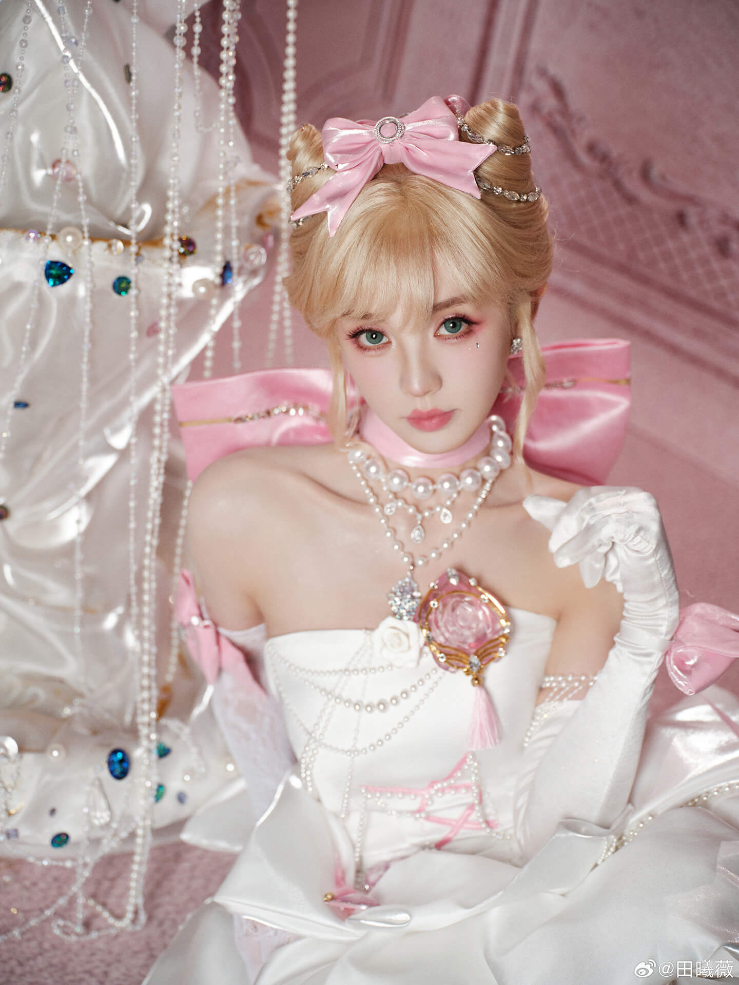 田曦薇化身“千金淑猫”：三招解锁贵气性感，打破次元壁的穿搭心机！