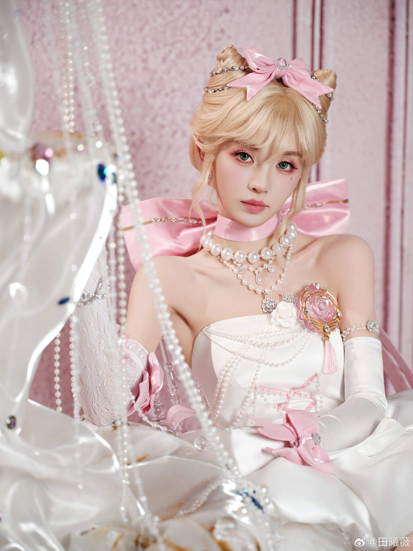 田曦薇化身“千金淑猫”：三招解锁贵气性感，打破次元壁的穿搭心机！