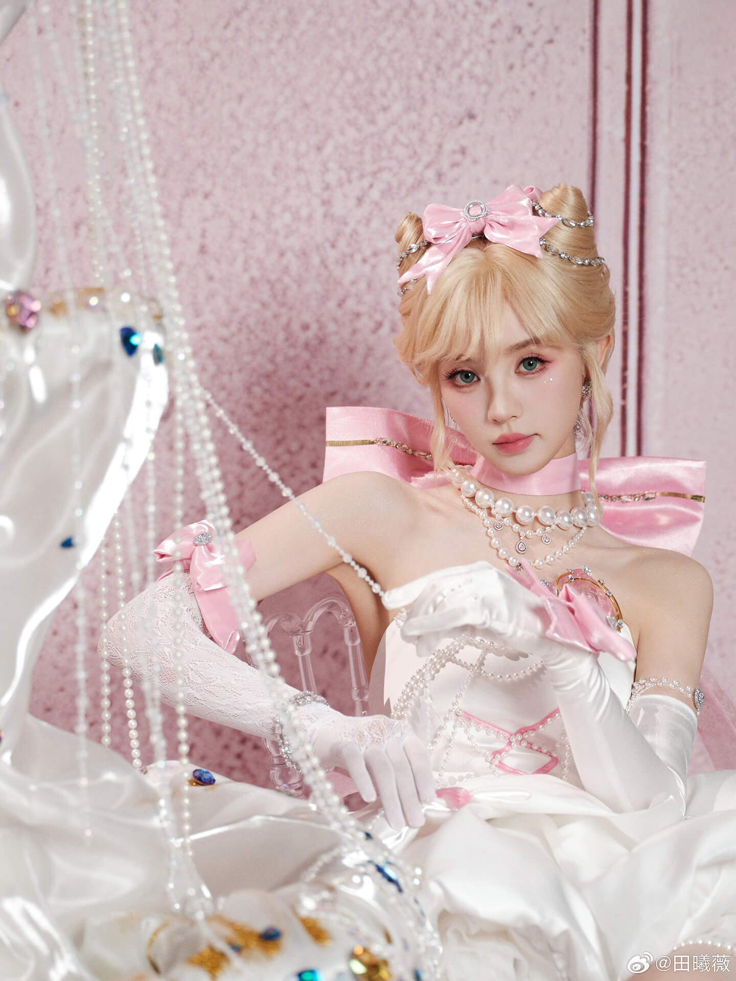 田曦薇化身“千金淑猫”：三招解锁贵气性感，打破次元壁的穿搭心机！