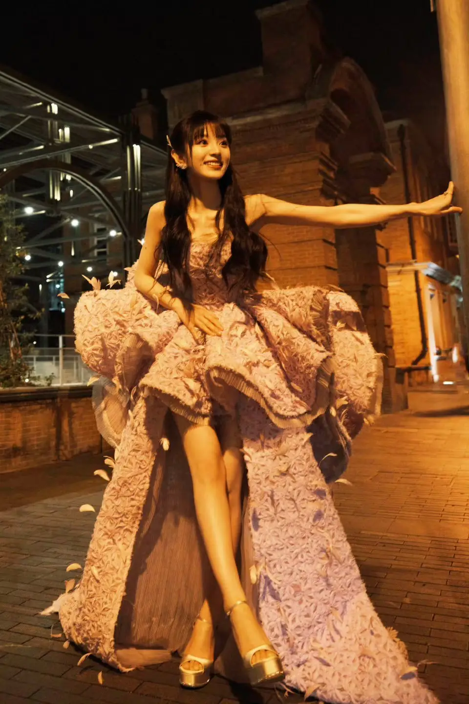 田曦薇的甜妹进化论：27岁穿出“甜雅”高阶感，这条街拍神裙暗藏3个心机！