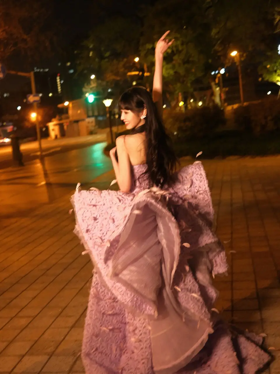 田曦薇的甜妹进化论：27岁穿出“甜雅”高阶感，这条街拍神裙暗藏3个心机！