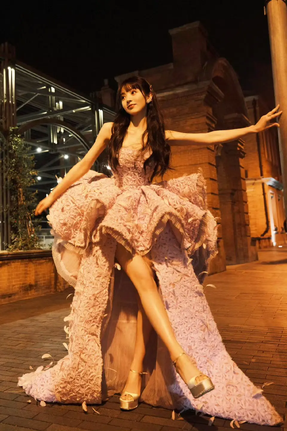 田曦薇的甜妹进化论:27岁穿出“甜雅”高阶感,这条街拍神裙暗藏3个心机!