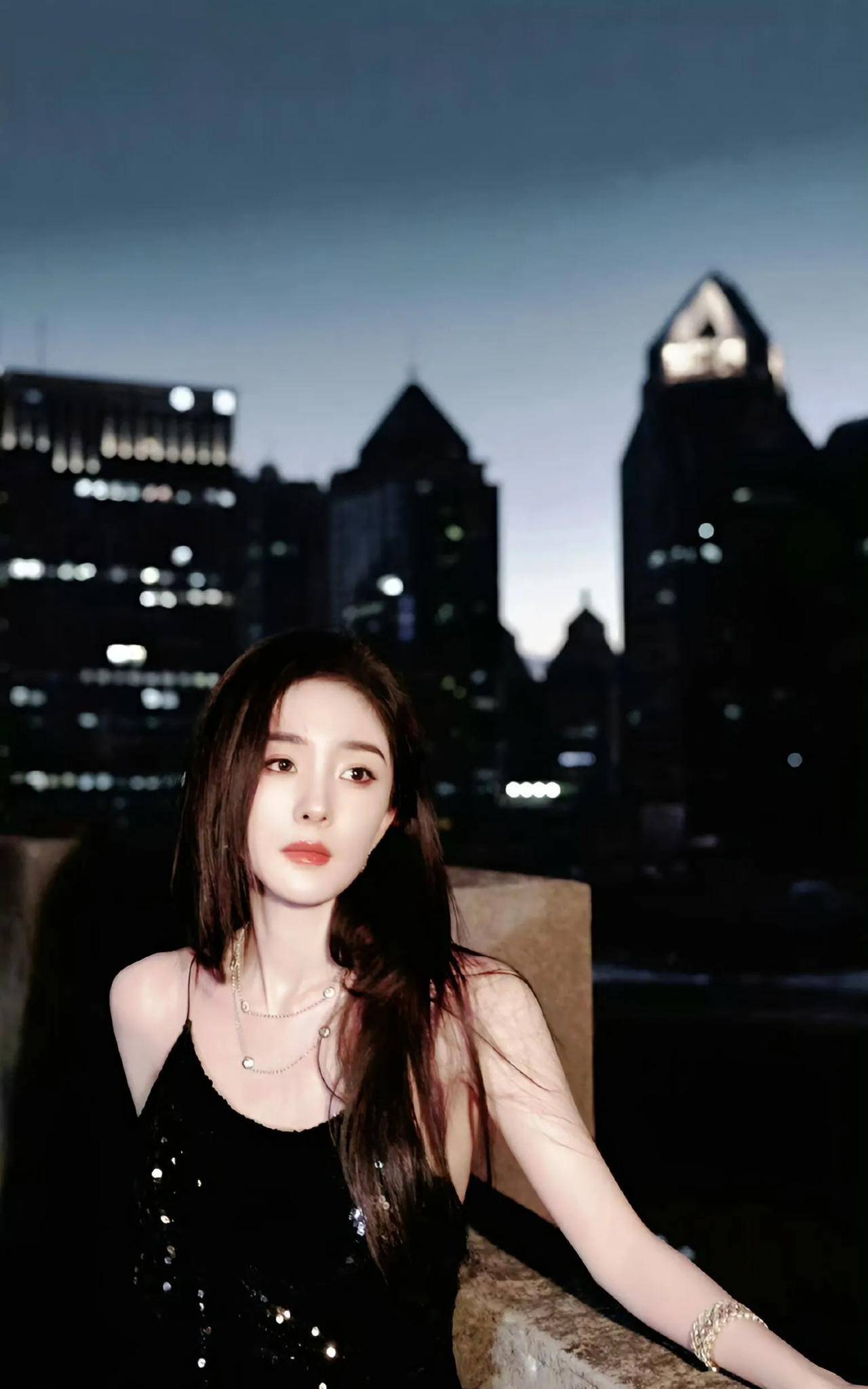 杨幂黑裙吊带开叉，美腿线条勾勒，时尚优雅并存-7