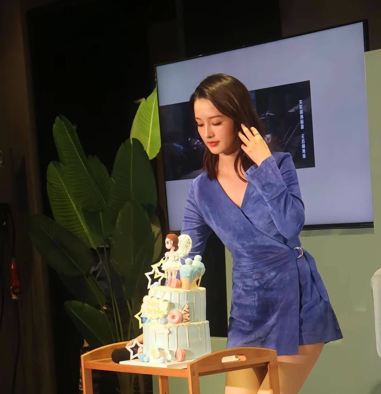 李沁短裙配丝袜？肉色丝袜勾勒大长腿，女人味爆棚-1
