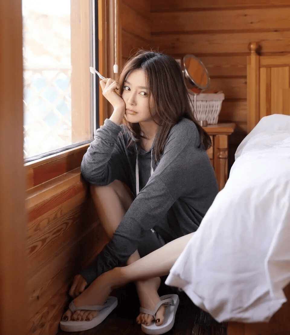 秦岚凭借 “少女感 + 长腿” 出圈，慵懒穿搭裹不住优雅身姿