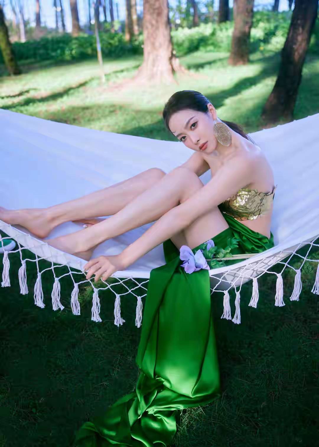 宋茜最新拍的户外大片绿裙配美景，美得太优雅，身材绝了！-3