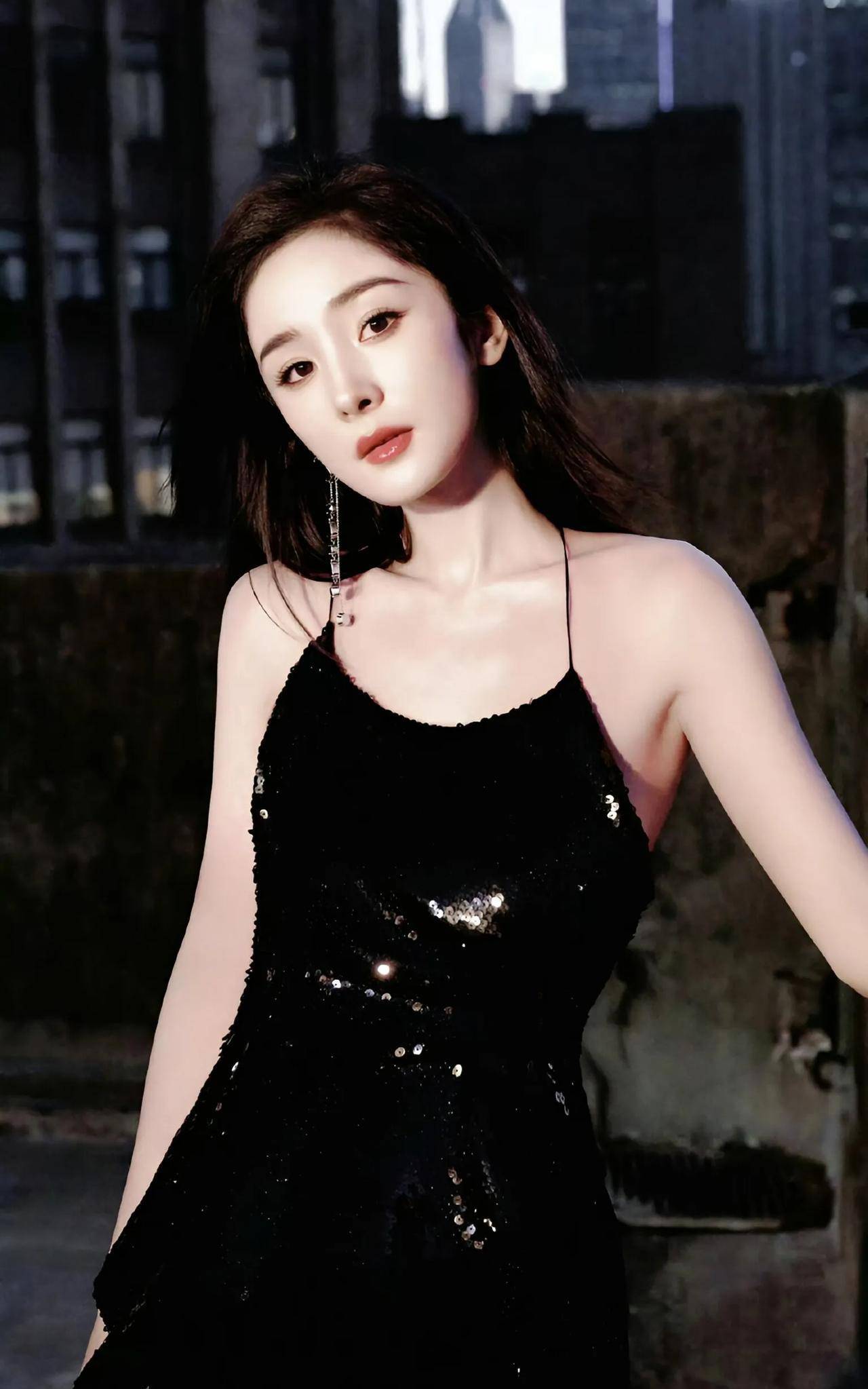 杨幂黑裙吊带开叉，美腿线条勾勒，时尚优雅并存-3