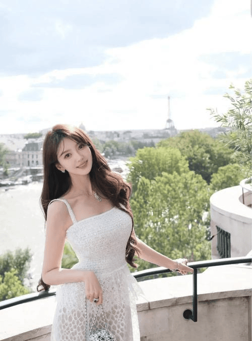 43岁李小璐晒新疆度假美照，穿白色紧身蕾丝衫又纯又欲，身材如同少女-7
