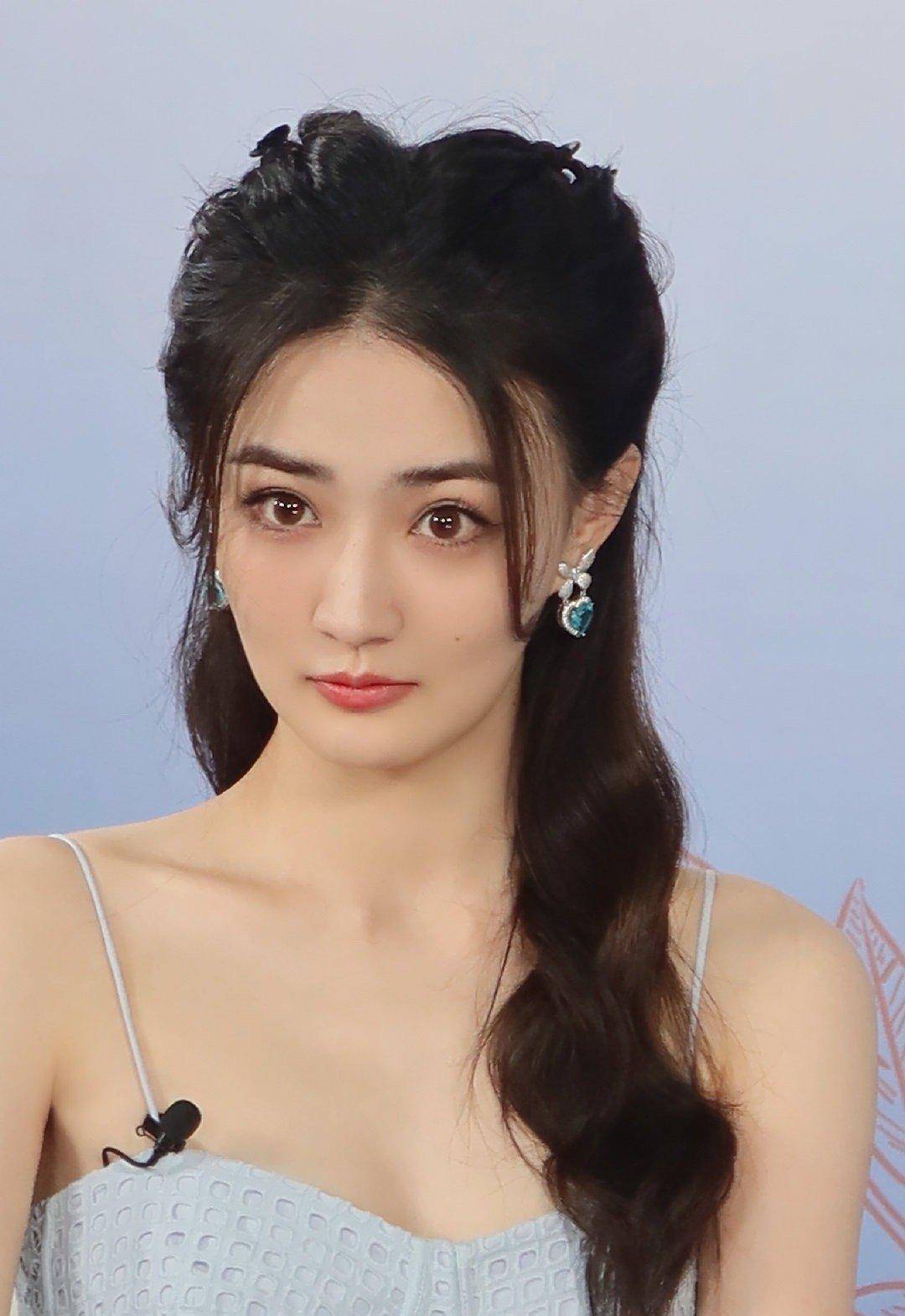 徐璐气质清新，浅蓝吊带裙尽显优雅魅力-3
