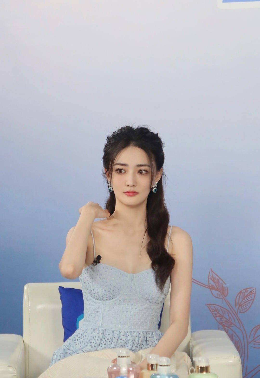 徐璐气质清新，浅蓝吊带裙尽显优雅魅力-5