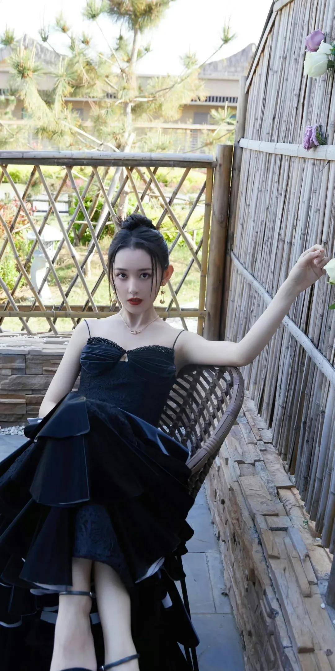 蒋依依黑裙红唇，户外场景勾勒身材优势时尚-4