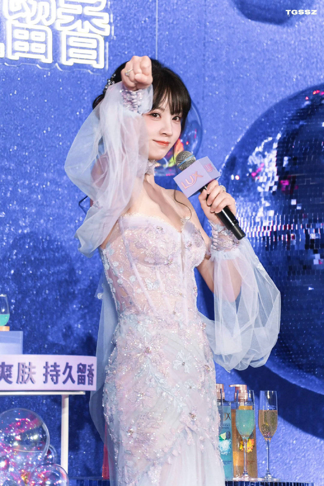 27岁田曦薇轻纱裙勾勒曲线,华丽风穿搭尽显优雅魅力-4 27岁田曦薇轻纱裙勾勒曲线,华丽风穿搭尽显优雅魅力