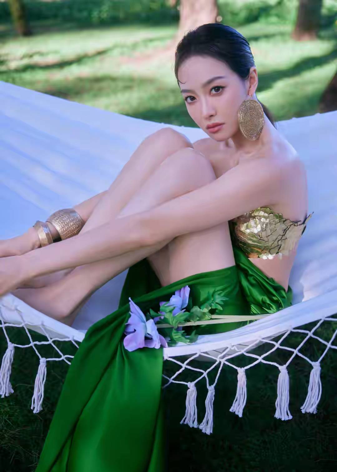 宋茜最新拍的户外大片绿裙配美景，美得太优雅，身材绝了！-4