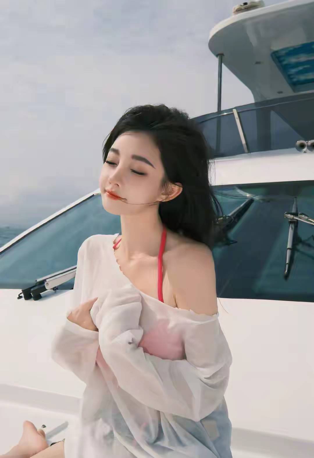 冯提莫轮船美照杀疯！清甜穿搭把夏日氛围拉满-5