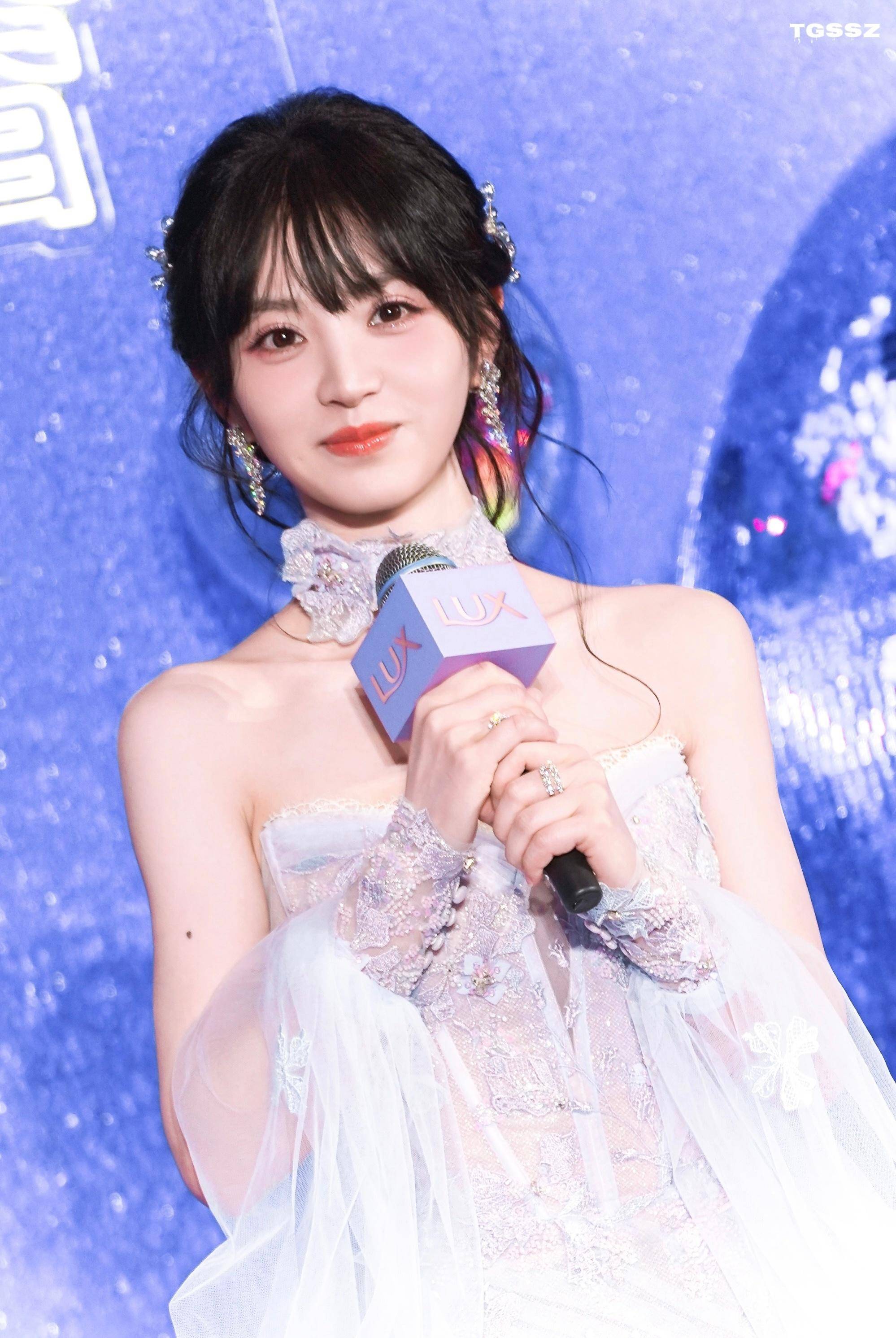 27岁田曦薇轻纱裙勾勒曲线,华丽风穿搭尽显优雅魅力-1 27岁田曦薇轻纱裙勾勒曲线,华丽风穿搭尽显优雅魅力