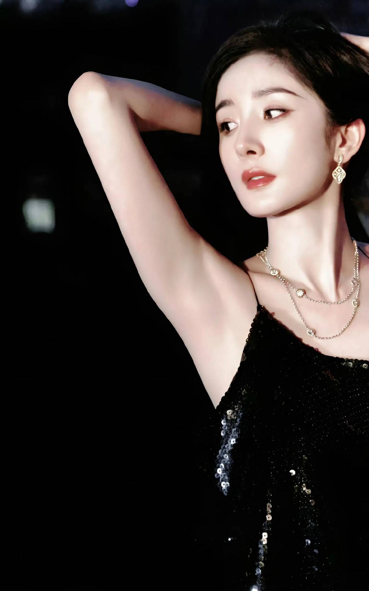 杨幂黑裙吊带开叉，美腿线条勾勒，时尚优雅并存-2