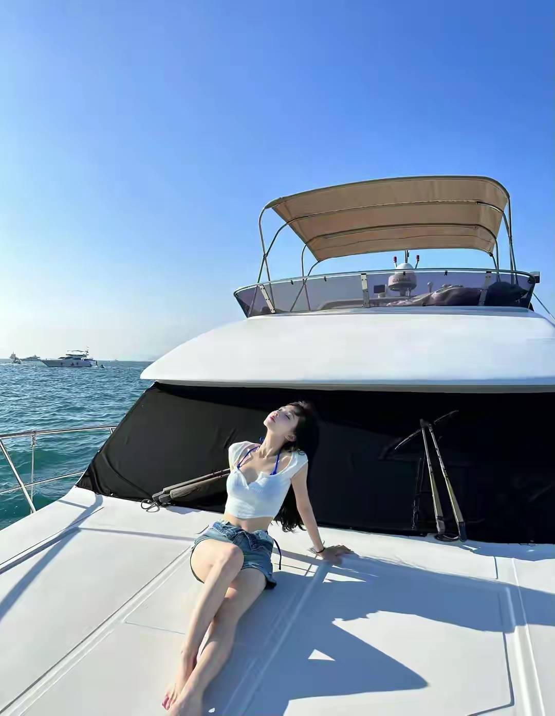 冯提莫轮船美照杀疯！清甜穿搭把夏日氛围拉满-4