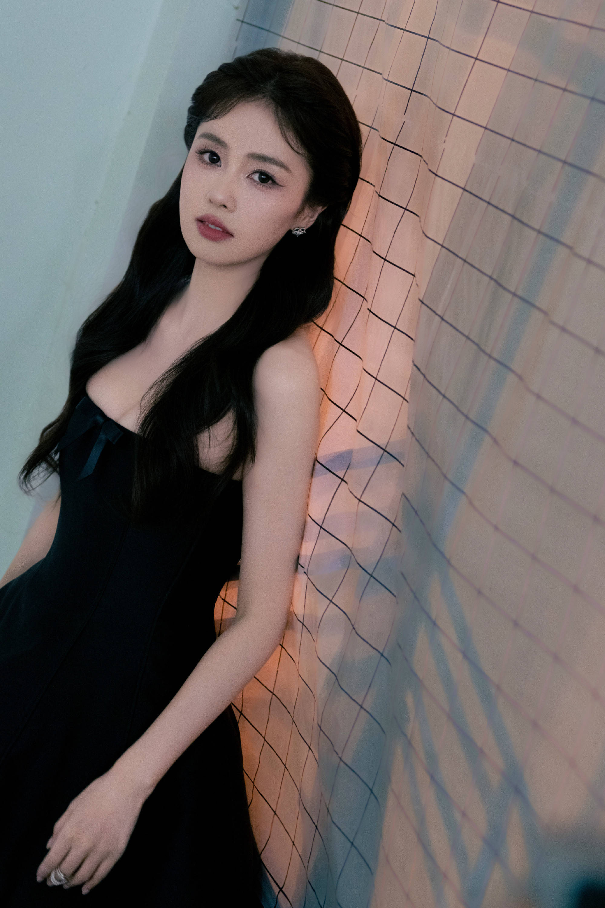 白鹿黑裙展曼妙身姿，优雅气质藏不住-2